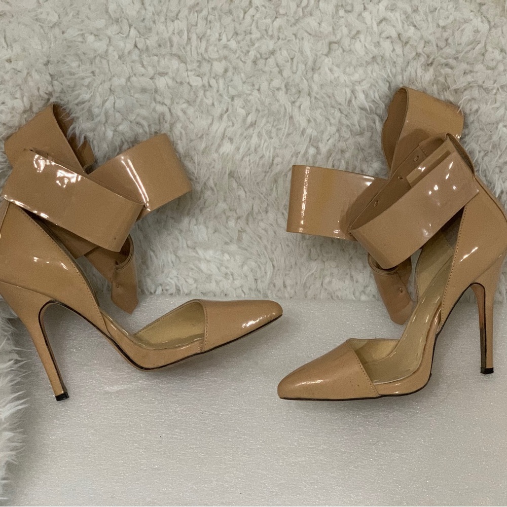 Aminah Abdul Jillil (Taupe) 
4.5 Heel Height
Thin Adjustable Ankle Strap
size 7